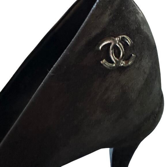 Authentic Chanel suede and patent pump with logo - Picture 2 of 7
